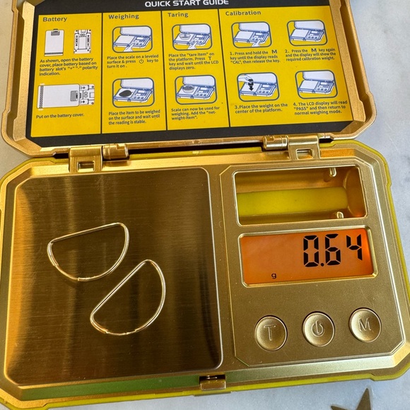 SOLD REAL 18k Saudi Gold D Hoop Earrings - Picture 3 of 7